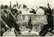 Fotografia de Américo Tomás seguindo em cortejo automóvel no distrito de Inhambane, por ocasião da visita de estado efetuada a Moçambique