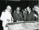 Fotografia de Américo Tomás, acompanhado por Eduardo de Arantes e Oliveira e por Alfredo Rodrigues dos Santos Júnior, por ocasião da visita efetuada ao Museu de Etnologia do Porto