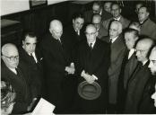 Fotografia de Américo Tomás, acompanhado por José Francisco Ramos e Costa, na Faculdade de Ciências de Lisboa, participando numa reunião com elementos de cursos que ingressaram na Escola Politécnica há 50 anos atrás.