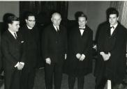 Fotografia de Américo Tomás no Palácio de Belém, recebendo em audiência representantes do Orfeão Universitário do Porto