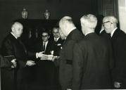 Fotografia de Américo Tomás no Palácio de Belém recebendo em audiência com a Direção da Associação do Futebol Clube do Porto