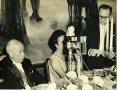 Fotografia de Américo Tomás, acompanhado por José Augusto da Costa Almeida, durante um banquete em Lourenço Marques, por ocasião da visita de estado efetuada a Moçambique
