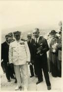 Fotografia de Américo Tomás acompanhado por Eduardo de Arantes e Oliveira inaugurando a Pousada de São Teotónio durante a visita a Valença do Minho