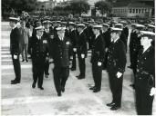 Fotografia de Américo Tomás, acompanhado por Quintanilha e Mendonça Dias, em Pedrouços, presidindo à sessão solene de juramento da bandeira e abertura do novo ano letivo da Escola Naval