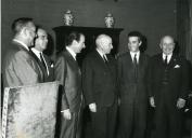 Fotografia de Américo Tomás no Palácio Nacional de Belém, recebendo em audiência a Direção do Grémio Nacional de Artes Gráficas