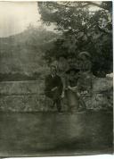 Fotografia de Américo Tomás e de Gertrudes Ribeiro da Costa junto de familiares e amigos, no Miradouro da Cruz durante uma visita à Quinta da Penha Verde, em Sintra.