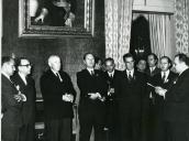 Fotografia de Américo Tomás no Palácio Nacional de Belém, recebendo em audiência os congressistas liga dos antigos graduados da Legião Portuguesa 