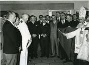 Fotografia de Américo Tomás, acompanhado por Eduardo de Arantes e Oliveira, inaugurando a Pousada de São Teotónio durante a visita a Valença do Minho