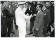 Fotografia de Américo Tomás, acompanhado por Alfredo Rodrigues dos Santos Júnior, em Alijó, por ocasião da visita oficial efetuada ao norte de Portugal