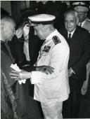 Fotografia do Américo Tomás, acompanhado por Oliveira Salazar, cumprimentando o Cardeal Cerejeira no regresso da visita de estado a Moçambique, São Tomé e Príncipe e com passagem em Angola, no Terreiro do Paço, em Lisboa
