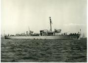 Fotografia do navio patrulha “Madeira” da Marinha Portuguesa fundeado no rio Tejo