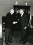 Fotografia de Américo Tomás no Palácio de Belém recebendo em audiência Gilberto Freyre