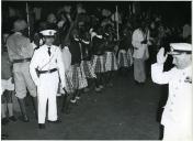 Fotografia de Américo Tomás em Inhambane, saudando a população por ocasião da visita de estado efetuada a Moçambique