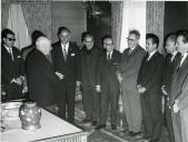 Fotografia de Américo Tomás no Palácio de Belém, recebendo em audiência um grupo de participantes no Congresso das Comunidades