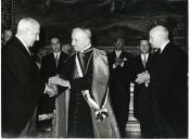 Fotografia de Américo Tomás, acompanhado por Oliveira Salazar no Palácio Nacional da Ajuda, por ocasião de um almoço oferecido a Fernando Cento