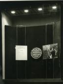 Fotografia de uma exposição de fotografia intitulada “Sete Anos ao Serviço da Nação” nas instalações no Secretariado Nacional de Informação, celebrando o primeiro mandato de Américo Tomás enquanto Presidente da República