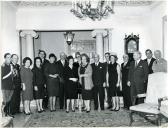 Fotografia de Américo Tomás, acompanhado por Gertrudes Rodrigues Tomás, por ocasião de um almoço com o engenheiro Jorge Jardim, no Palácio de Belém