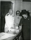 Fotografia de Américo Tomás, acompanhado por Gertrudes Rodrigues Tomás e por José Augusto da Costa Almeida, em Lourenço Marques, por ocasião da visita de estado efetuada a Moçambique