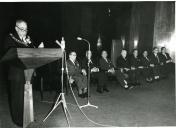 Fotografia de Américo Tomás na Aula Magna da Universidade Clássica de Lisboa, assistindo à sessão de inauguração do Congresso Internacional de Fotogrametria