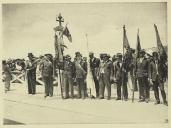 Fotografia de representantes das ilhas de Cabo Verde aguardando a chegada de Óscar Carmona por ocasião da sua visita de Estado a Cabo Verde