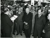 Fotografia de Américo Tomás, acompanhado por José João Gonçalves de Proença e por Inocêncio Galvão Teles, na avenida da Liberdade, presidindo à inauguração da 34.ª Feira do Livro de Lisboa