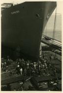 Fotografia dos trabalhos efetuados para conseguir rebocar completamente para a água o navio-tanque “Sameiro”, construído nos Estaleiros Navais do Alfeite