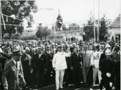 Fotografia de Américo Tomás, acompanhado por Alfredo Rodrigues dos Santos Júnior e por Eduardo de Arantes e Oliveira, saudando a população por ocasião da visita efetuada por ocasião da visita efetuada ao distrito de Bragança, de 29 a 31 de agosto de 1964