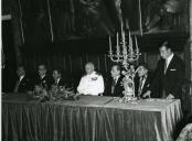 Fotografia de Américo Tomás, acompanhado por Inocêncio Galvão Teles na Câmara Municipal de Setúbal, presidindo à sessão solene das comemorações do II Centenário do nascimento do poeta Bocage