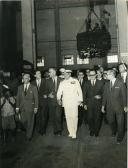 Fotografia de Américo Tomás, acompanhado por José Augusto da Costa Almeida e por António Augusto Peixoto Correia, por ocasião da visita de estado efetuada a Moçambique