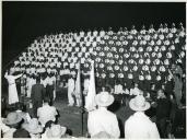 Fotografia de crianças atuando no festival de folclore no Estádio Municipal de Porto Amélia, durante a visita de estado de Américo Tomás a Moçambique