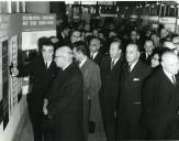 Fotografia de Américo Tomás acompanhado por Lopo de Carvalho, José João Gonçalves de Proença, Neto de Carvalho e por Alfredo Rodrigues dos Santos Júnior, na Feira das Indústrias, presidindo à inauguração de uma exposição organizada pelo Instituto Nacional de Assistência aos Tuberculosos 
