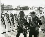 Fotografia de Américo Tomás e Hailé Salassié I, por ocasião da sua visita de Estado a Portugal, no Cais das Colunas, em Lisboa.