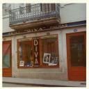 Fotografia de uma vitrina dispondo as fotografias de Américo Tomás e de Oliveira Salazar, por ocasião da visita oficial efetuada ao Algarve, de 10 a 14 de julho de 1965