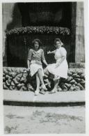 Fotografia de Maria Natália e Maria Madalena, filhas de Américo Tomás, sentadas na Fonte do Pelicano, no Terreiro de Moisés, no Santuário do Bom Jesus do Monte, em Braga, por ocasião da sua visita ao norte de Portugal