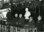 Fotografia de Américo Tomás, acompanhado por José João Gonçalves de Proença, na Sociedade de Geografia de Lisboa, durante o 25.º aniversário da Organização Corporativa da Lavoura em Portugal