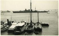Fotografia de vários navios de guerra, durante uns exercícios navais
