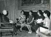 Fotografia de Américo Tomás no Palácio de Belém recebendo eu audiência várias senhoras de famílias de Nairóbi