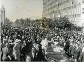 Fotografia de Américo Tomás, acompanhado por António Augusto Peixoto Correia, circulando em cortejo automóvel em Lourenço Marques, por ocasião da visita de estado efetuada a Moçambique