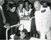 Fotografia de Américo Tomás conversando com um doente, por ocasião da visita efetuada ao Hospital Militar da Estrela