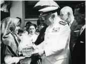 Fotografia de Américo Tomás saudando a população em Alijó, por ocasião da visita efetuada por ocasião da visita efetuada ao distrito de Bragança, de 29 a 31 de agosto de 1964