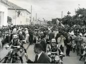 Fotografia de Américo Tomás circulando em cortejo automóvel em Inhambane, por ocasião da visita de estado efetuada a Moçambique