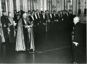 Fotografia de Américo Tomás no Palácio Nacional de Queluz, presidindo à sessão solene de cumprimentos do Corpo Diplomático