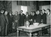 Fotografia do Presidente da República Américo Tomás no Palácio de Belém, recebendo em audiência dirigente do clube de futebol Os Belenenses