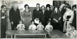 Fotografia de Américo Tomás, acompanhado por Gertrudes Rodrigues Tomás, Natália Rodrigues Tomás, Eduardo de Arantes e Oliveira e por José João Gonçalves de Proença, por ocasião da inauguração da Academia de Música de Santa Cecília