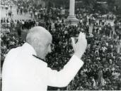 Fotografia de Américo Tomás na varanda dos Paços do Concelho saudando a população, por ocasião da visita oficial efetuada a Setúbal