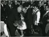 Fotografia de Américo Tomás cumprimentando uma criança em Tires, por ocasião da cerimónia de inauguração do Campo de Aviação de Cascais