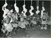 Fotografia de danças tribais em homenagem a Américo Tomás, por ocasião da visita de estado efetuada a Moçambique