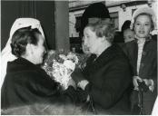 Fotografia de Gertrudes Rodrigues Tomás, esposa de Américo Tomás, inaugurando o Bairro da Fonte da Moura, por ocasião da visita efetuada à cidade do Porto