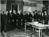 Fotografia de Américo Tomás no Palácio Nacional de Belém, recebendo em audiência a comissão organizadora da Feira de Santarém