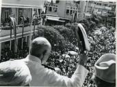 Fotografia de Américo Tomás saudando a população da cidade da Beira, durante a visita de estado a Moçambique